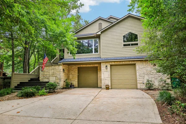 $925,000 | 34 Highbush Court, The Woodlands, TX 77381