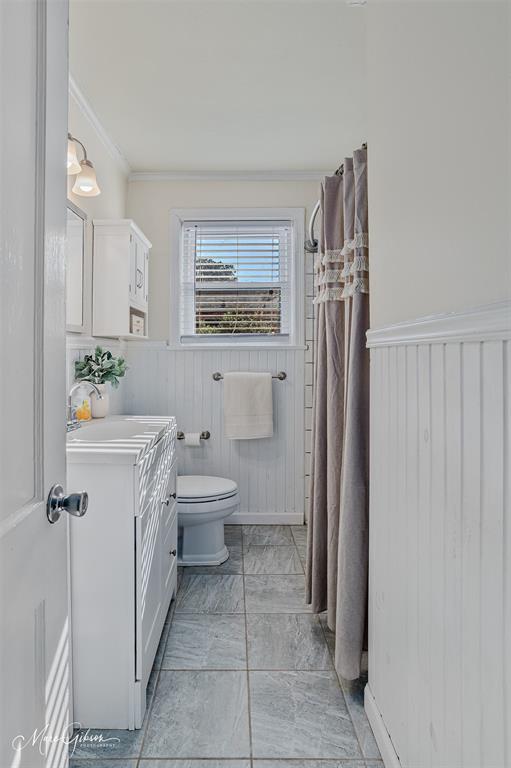 232 Roma Drive Shreveport, LA 71105 - Photo 16 of 21 a spacious bathroom with a toilet sink and shower