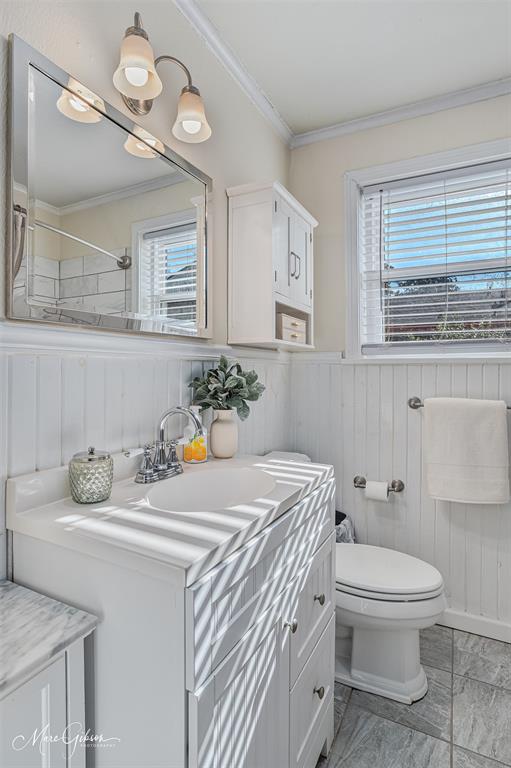 232 Roma Drive Shreveport, LA 71105 - Photo 17 of 21 a bathroom with a sink a toilet and a mirror
