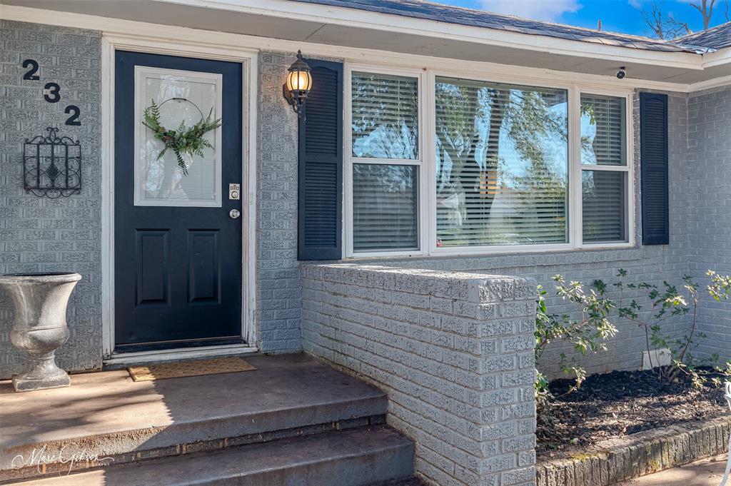 232 Roma Drive Shreveport, LA 71105 - Photo 3 of 21 a front view of a house with a window