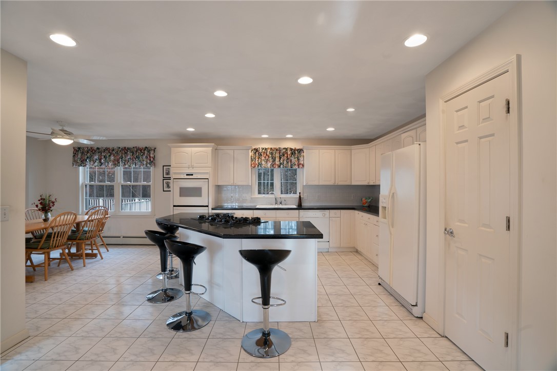 204 Tomahawk Trail Cranston, RI 02921 - Photo 5 of 26 Kitchen