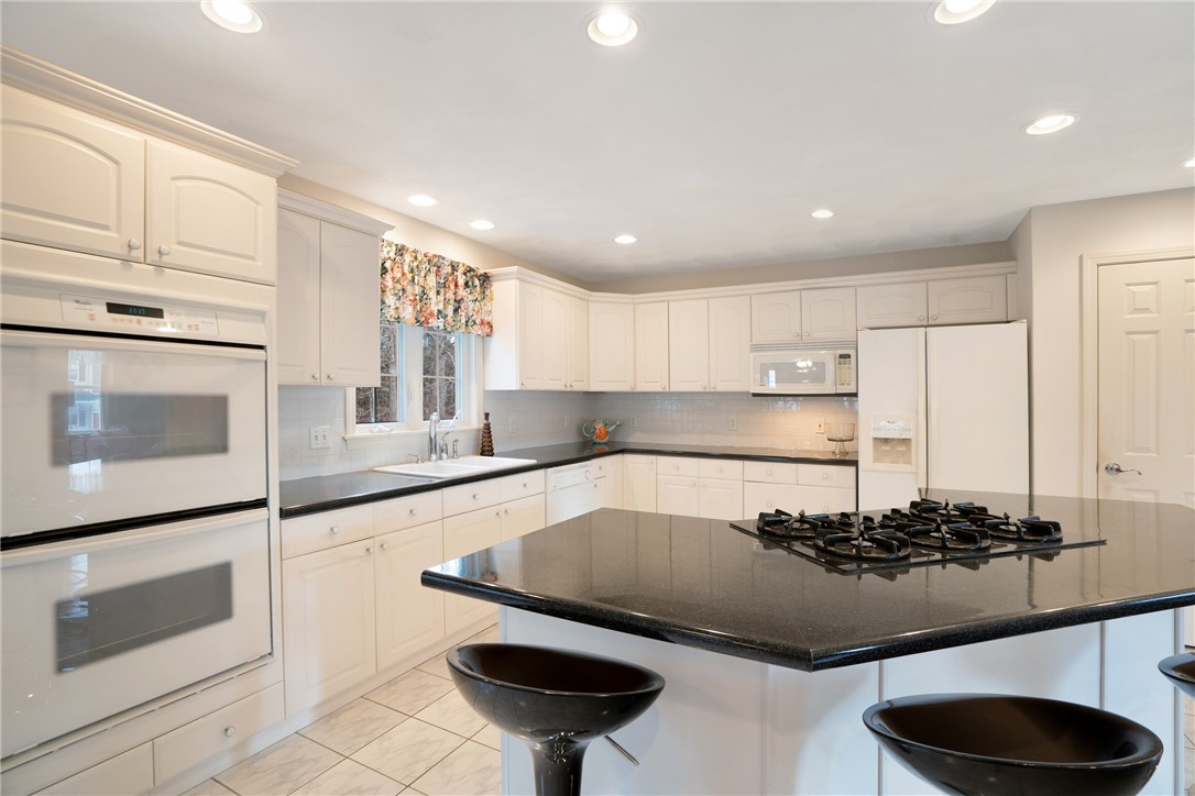 204 Tomahawk Trail Cranston, RI 02921 - Photo 7 of 26 Kitchen