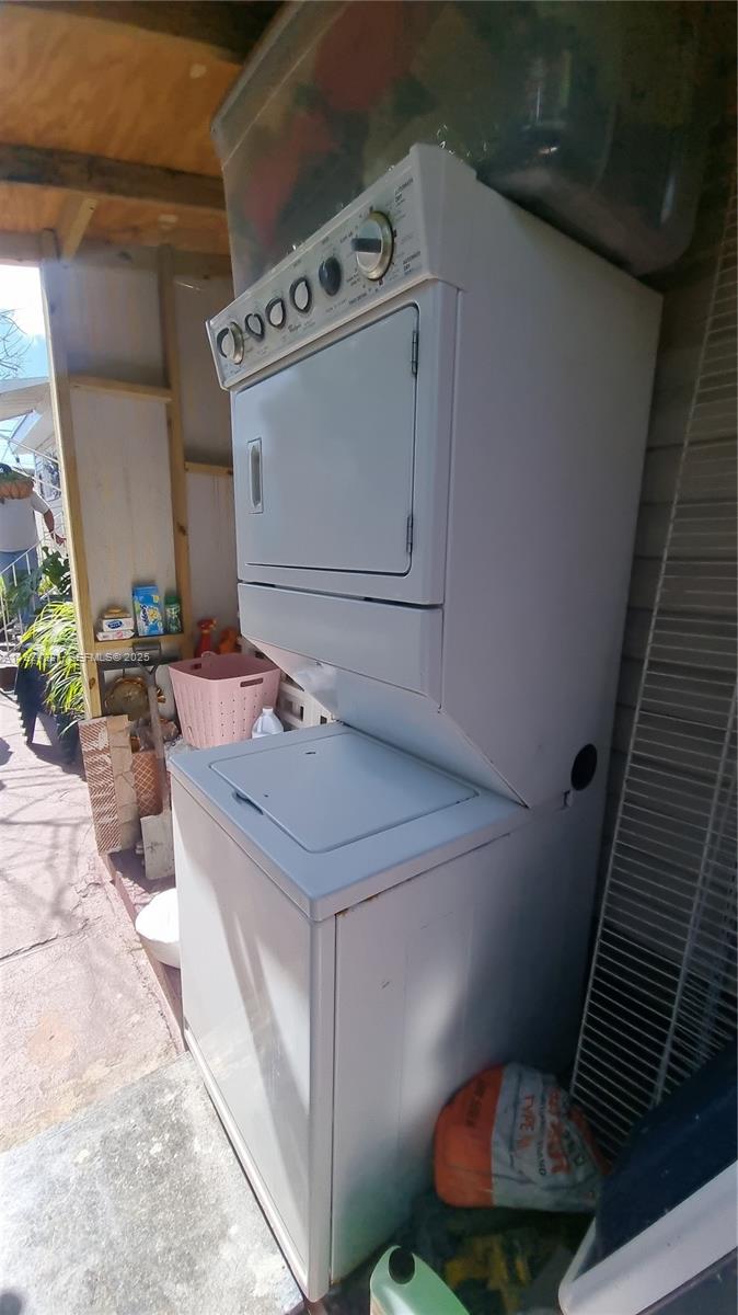3170 Southwest 8th Street Miami, FL 33135 - Photo 28 of 33 a utility room with dryer and washer