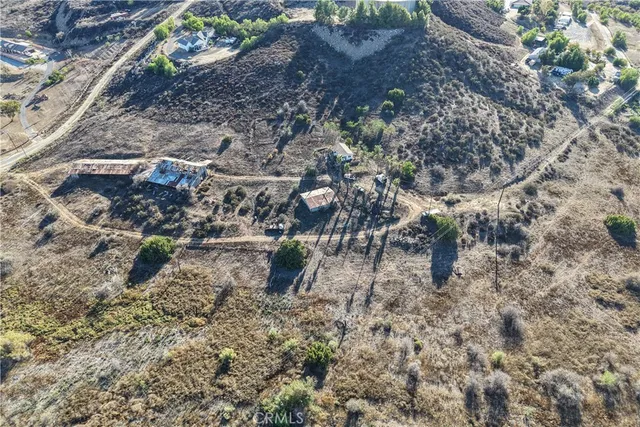 a view of a back yard