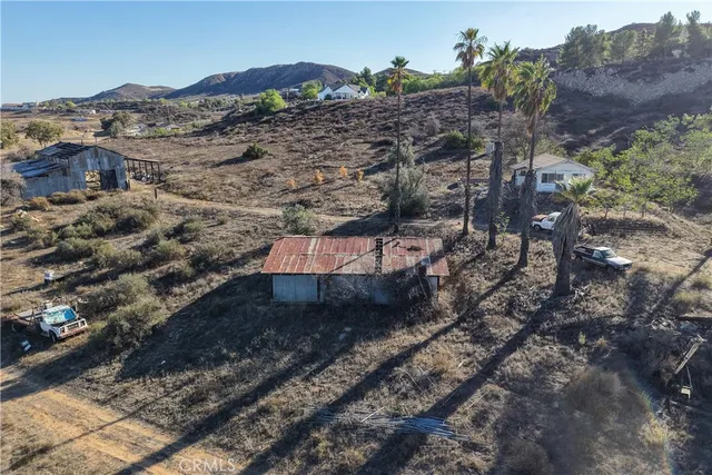 a view of a dry yard