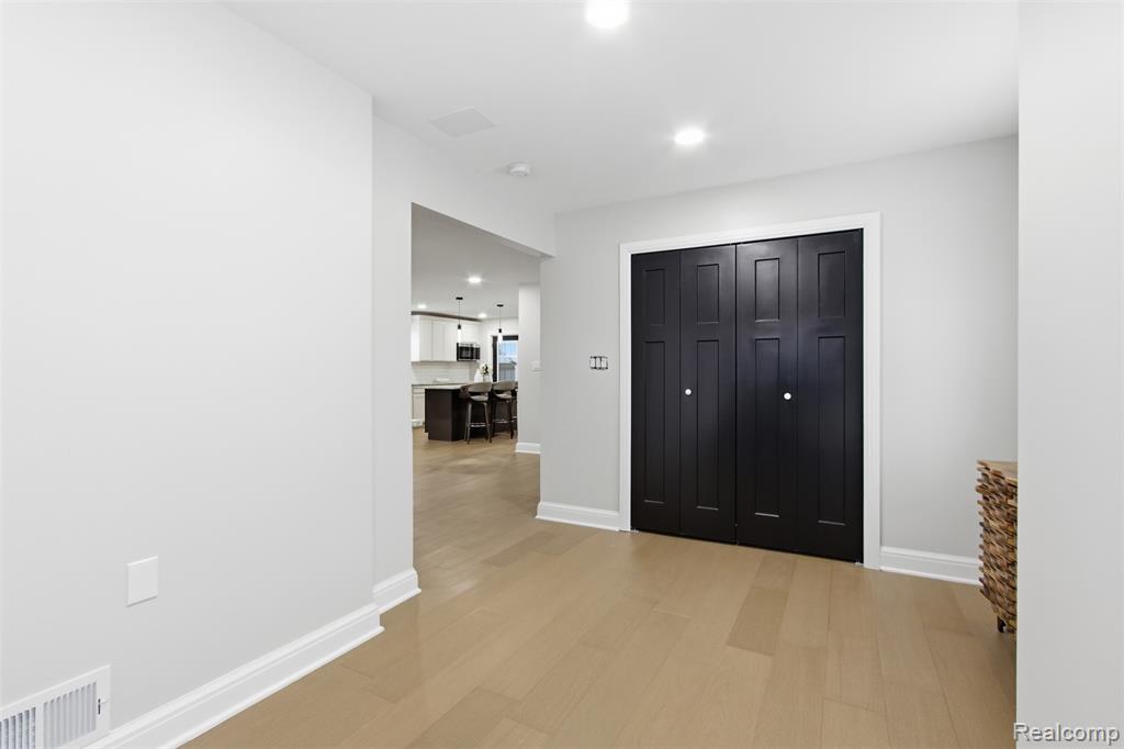23708 Lexington Avenue Eastpointe, MI 48021 - Photo 5 of 33