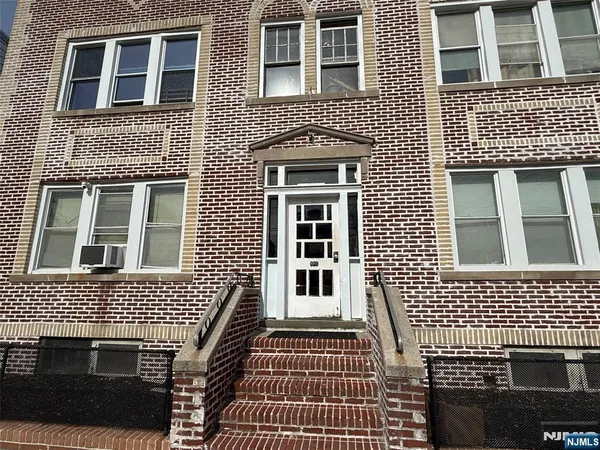 $2,400 | 740 North 8th Street, Unit 3, Newark, NJ 07107