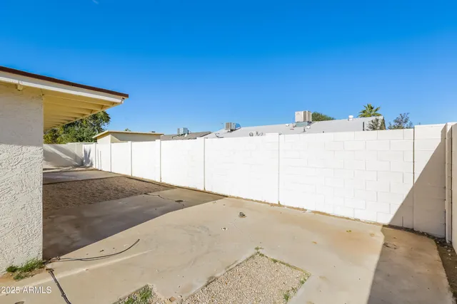 a view of a backyard