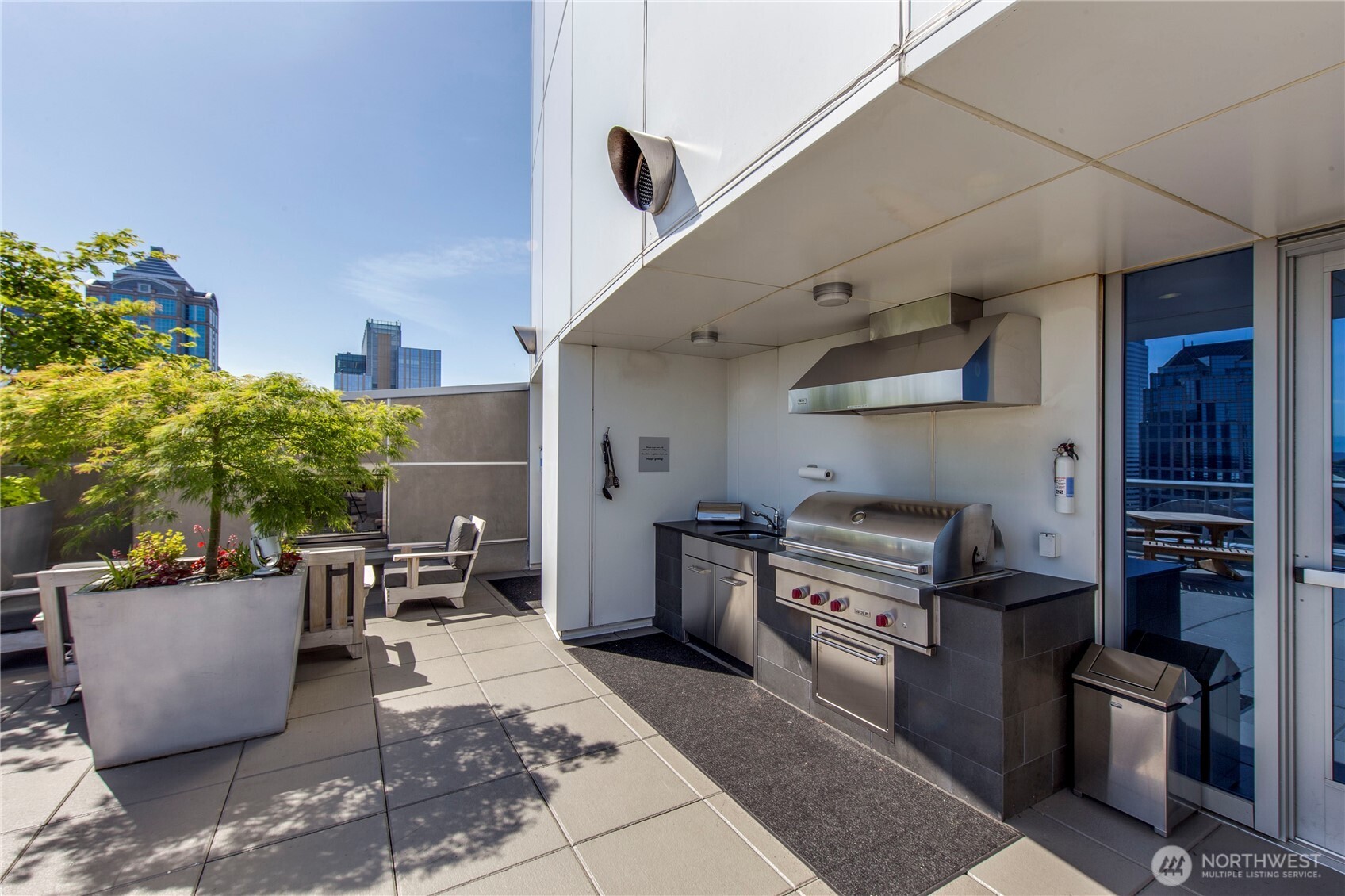1521 2nd Avenue, Unit 3100 Seattle, WA 98101 - Photo 33 of 40 a kitchen with a stove and a refrigerator