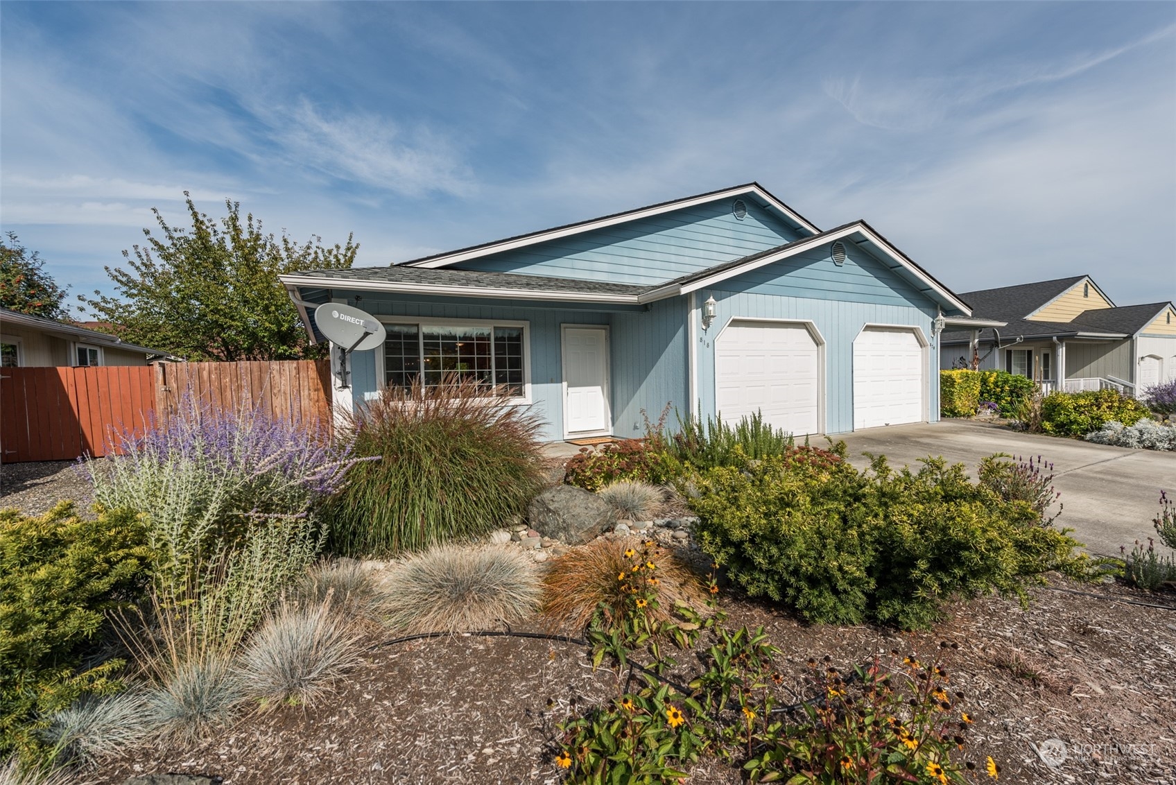 818 East Washington Place Sequim, WA 98382 - Photo 1 of 28 a front view of a house with garden