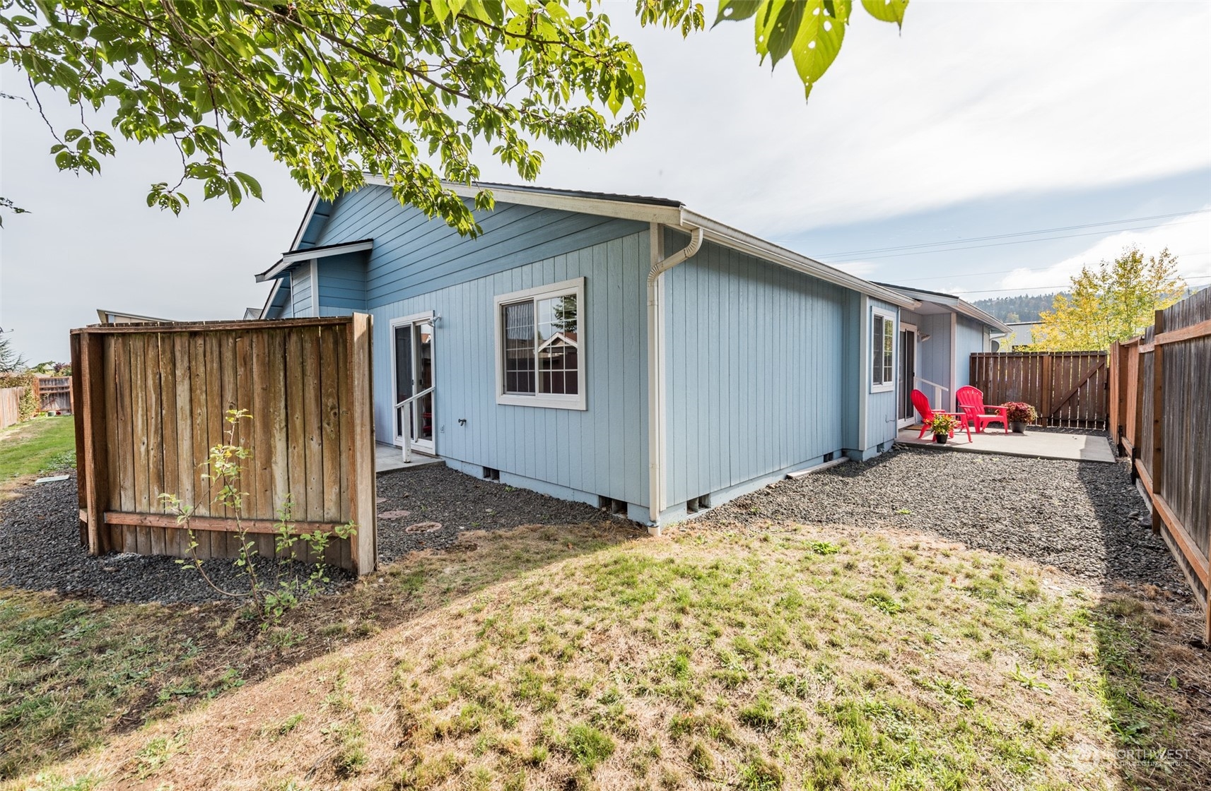 818 East Washington Place Sequim, WA 98382 - Photo 24 of 28 a backyard of a house