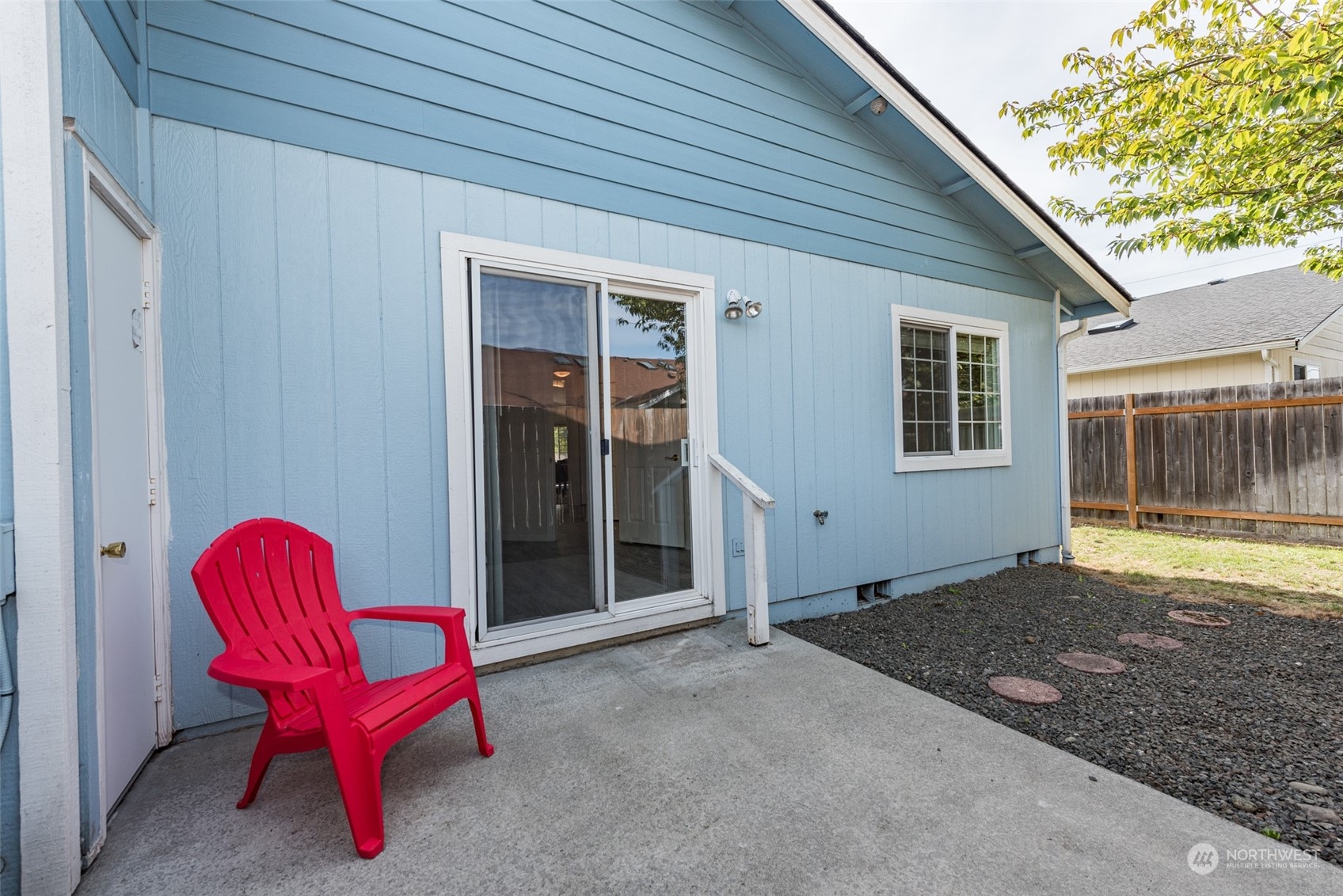 818 East Washington Place Sequim, WA 98382 - Photo 25 of 28 a view of a house with a backyard and a chair