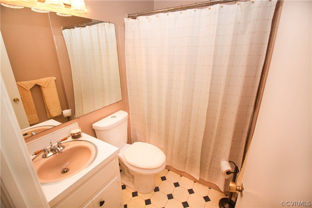 524 West Crieff Road Richmond, VA 23225 - Photo 9 of 15 Hall full bath