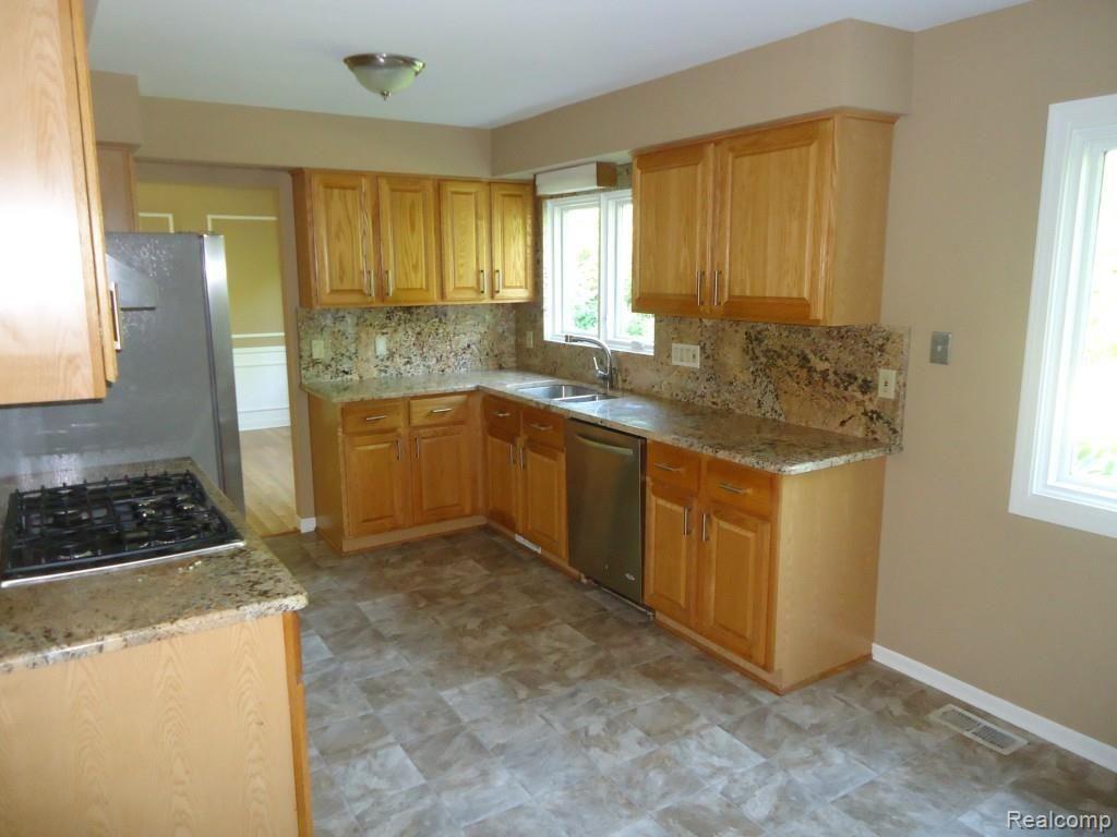 25918 Branchaster Road Farmington Hills, MI 48336 - Photo 6 of 36