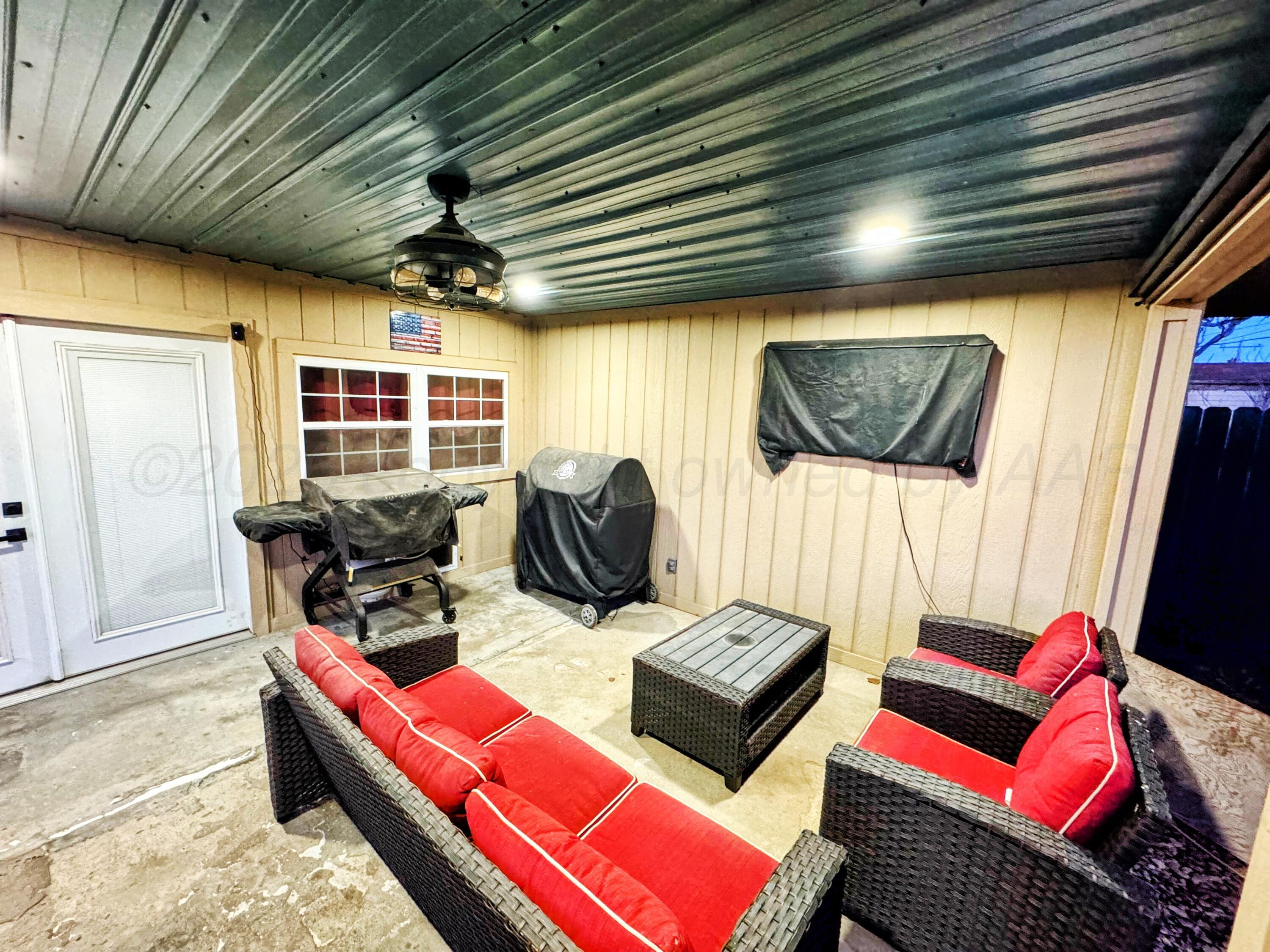 1537 South Cedar Street Perryton, TX 79070 - Photo 18 of 21 1537 S Cedar patio 2