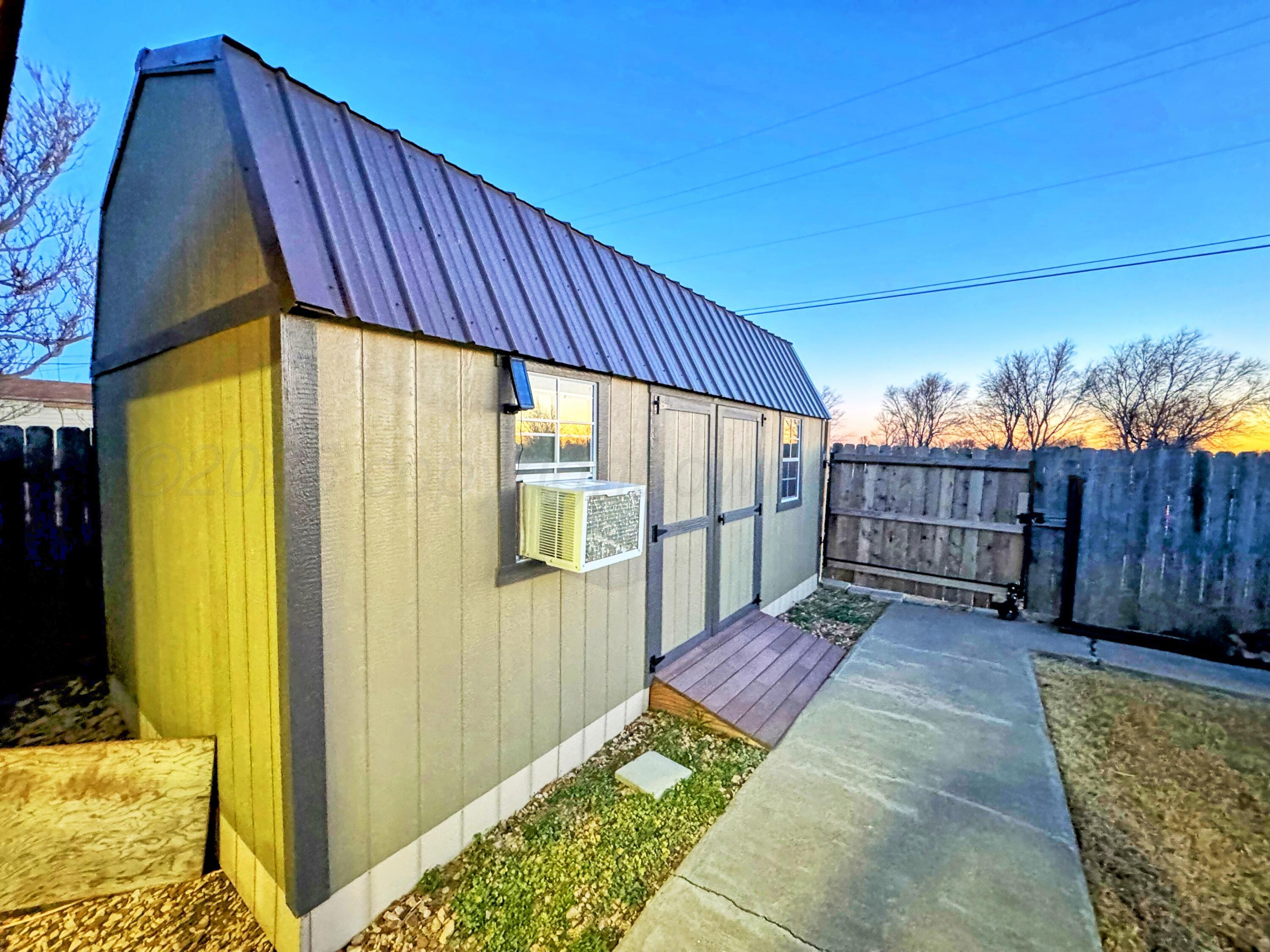 1537 South Cedar Street Perryton, TX 79070 - Photo 19 of 21 1537 S Cedar storage building exterior
