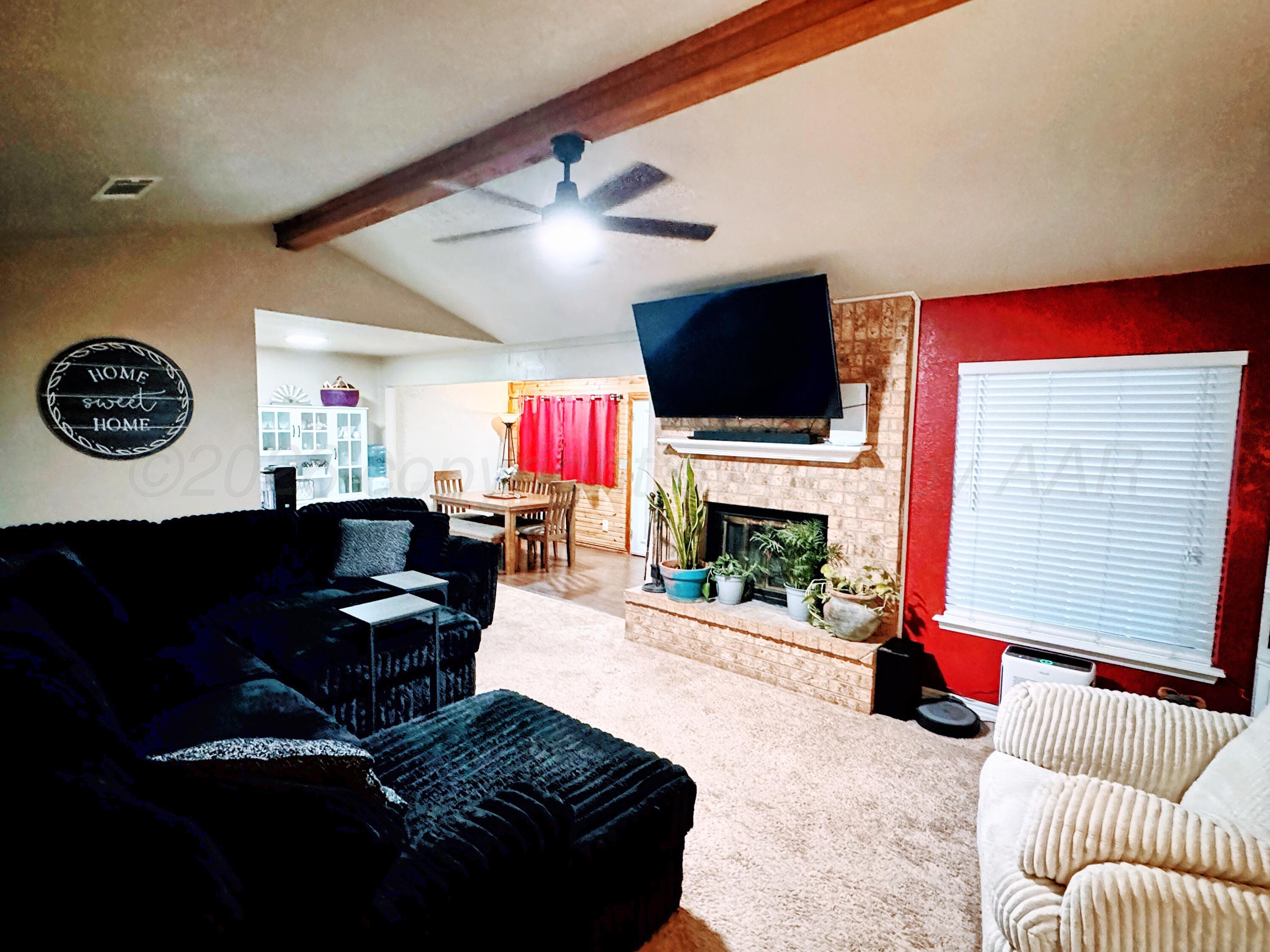 1537 South Cedar Street Perryton, TX 79070 - Photo 2 of 21 1537 S Cedar living room