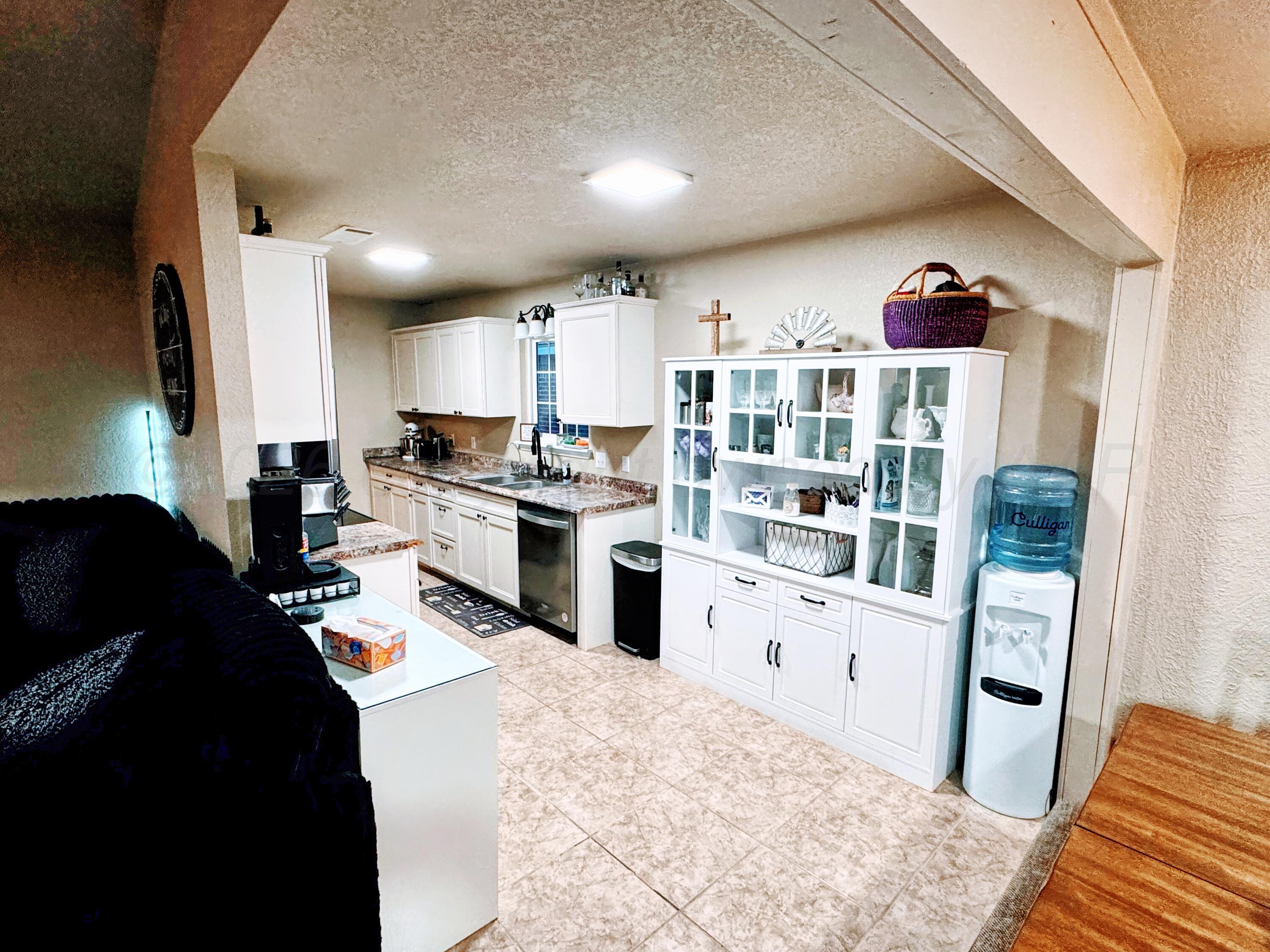 1537 South Cedar Street Perryton, TX 79070 - Photo 4 of 21 1537 S Cedar kitchen