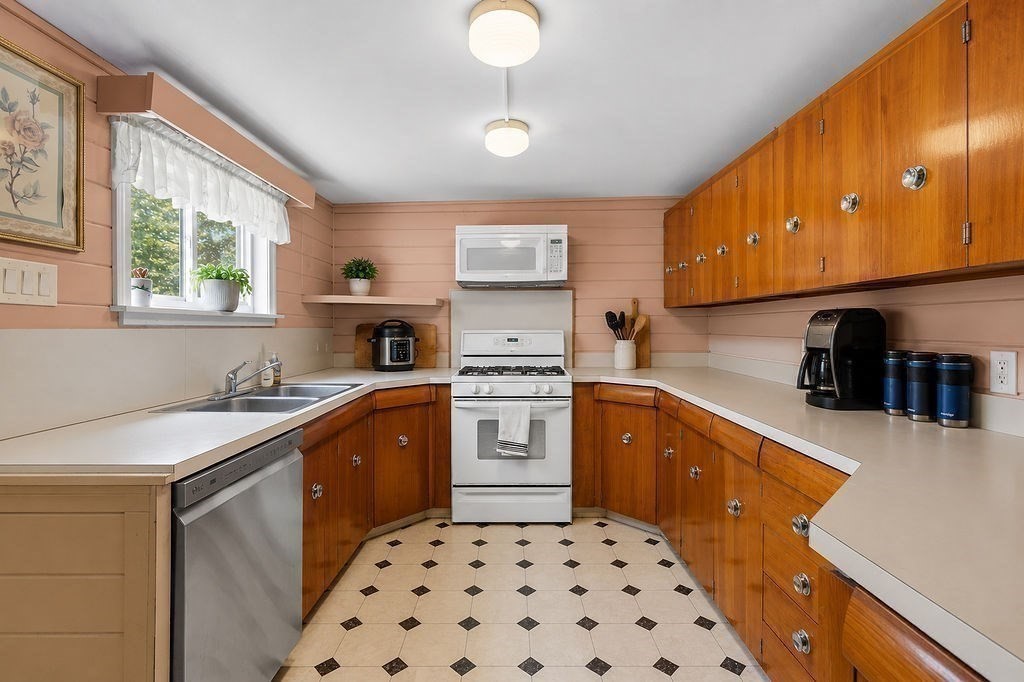 75 Manomet Point Road Plymouth, MA 02360 - Photo 8 of 18 Gallery Image 8