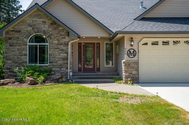 $779,999 | 608 Country Club Lane, Pinehurst, ID 83850