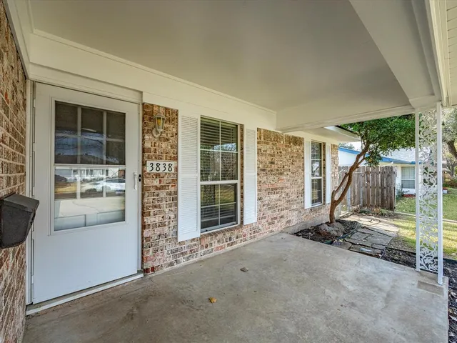 a view of a house with backyard and furniture