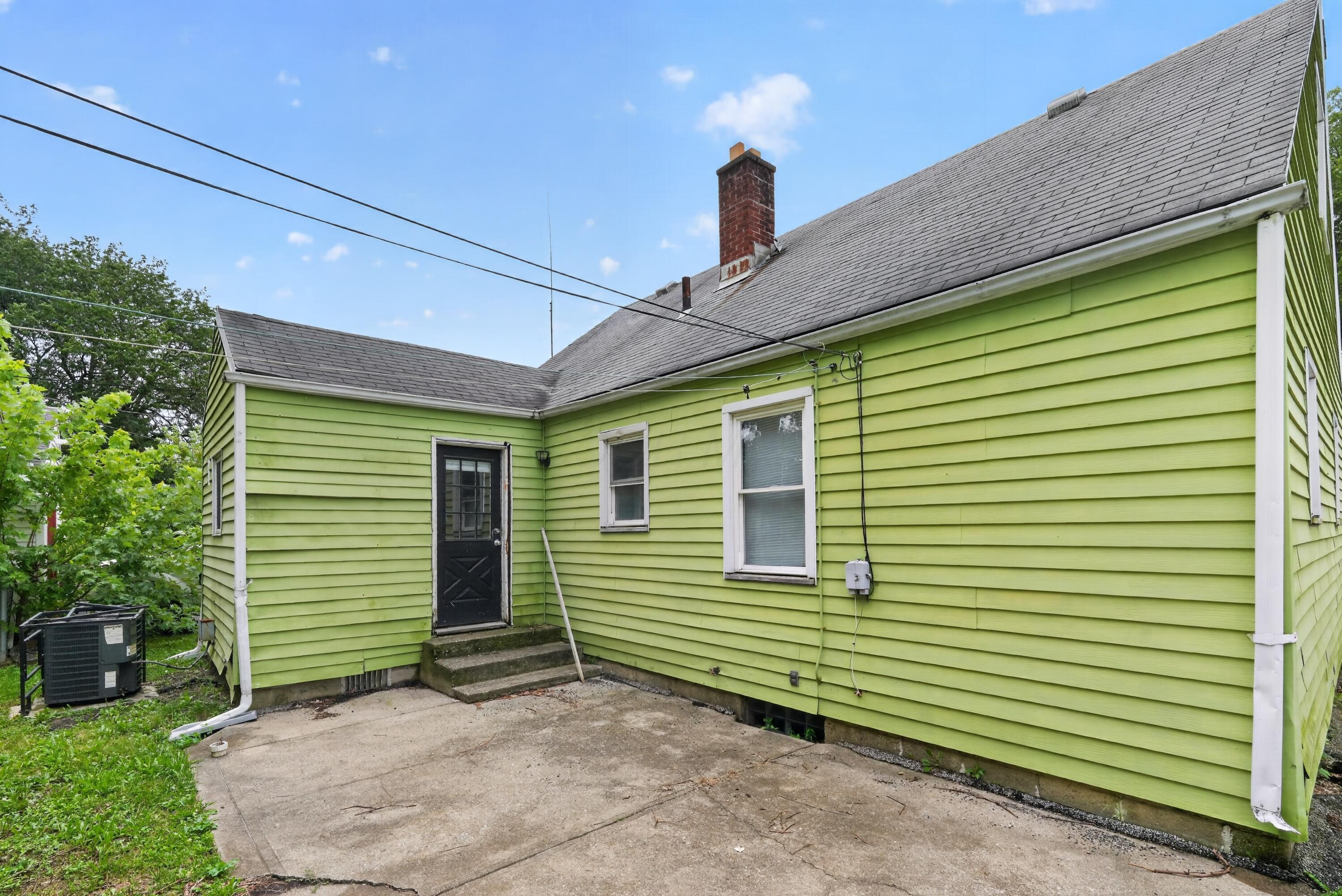 584 South Ashburton Road Columbus, OH 43213 - Photo 1 of 22 01_584_S_Ashburton_Rd-Exterior-8176