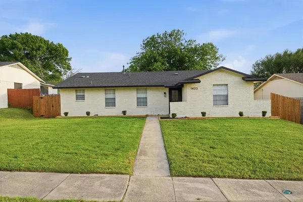 a view of a house with backyard and garden