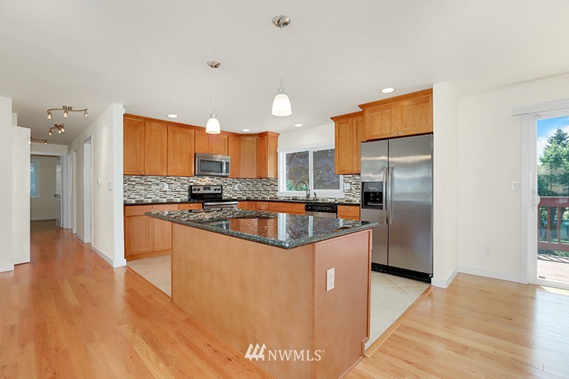 4119 Northeast 24th Street Renton, WA 98059 - Photo 9 of 25 Gallery Image 9