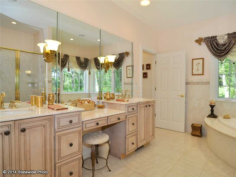 149 South Pier Road Narragansett, RI 02882 - Photo 18 of 25 Master Bath/Spa.
