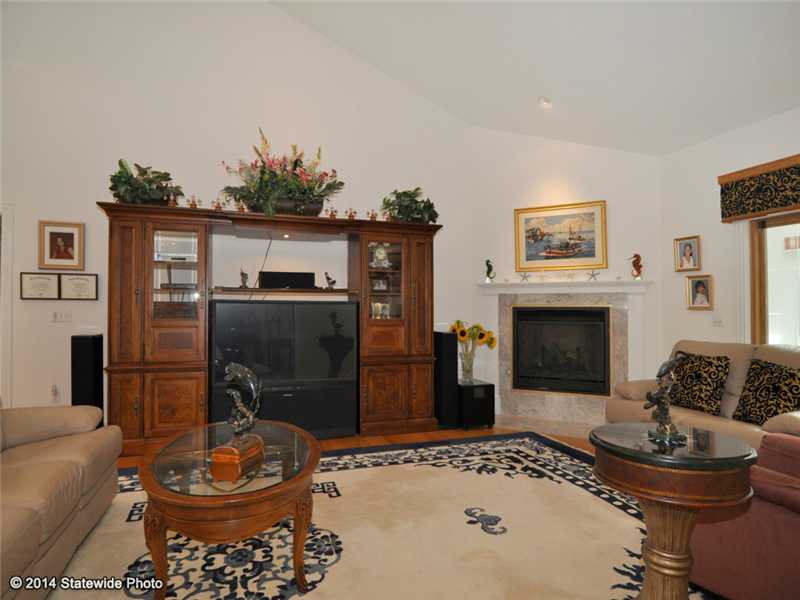 149 South Pier Road Narragansett, RI 02882 - Photo 2 of 25 Living Room.