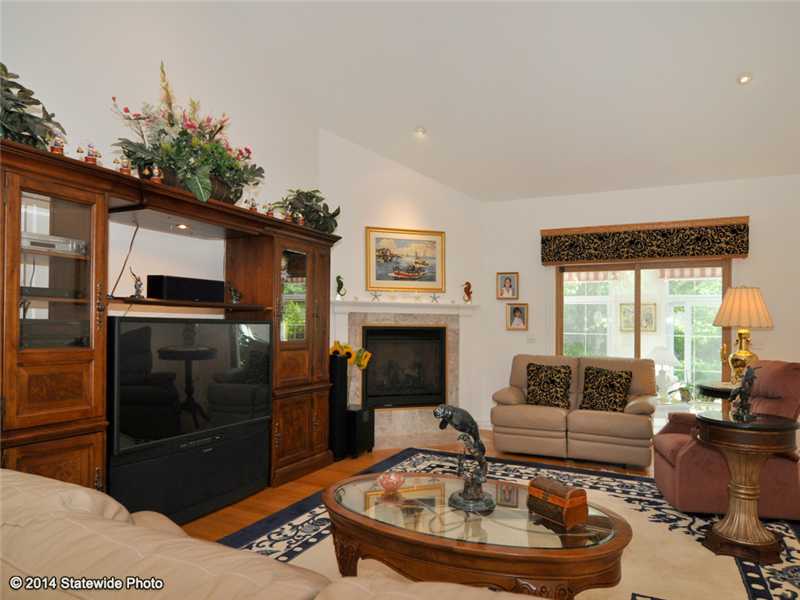 149 South Pier Road Narragansett, RI 02882 - Photo 4 of 25 Living Room.