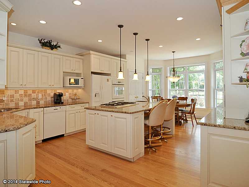 149 South Pier Road Narragansett, RI 02882 - Photo 5 of 25 Kitchen.