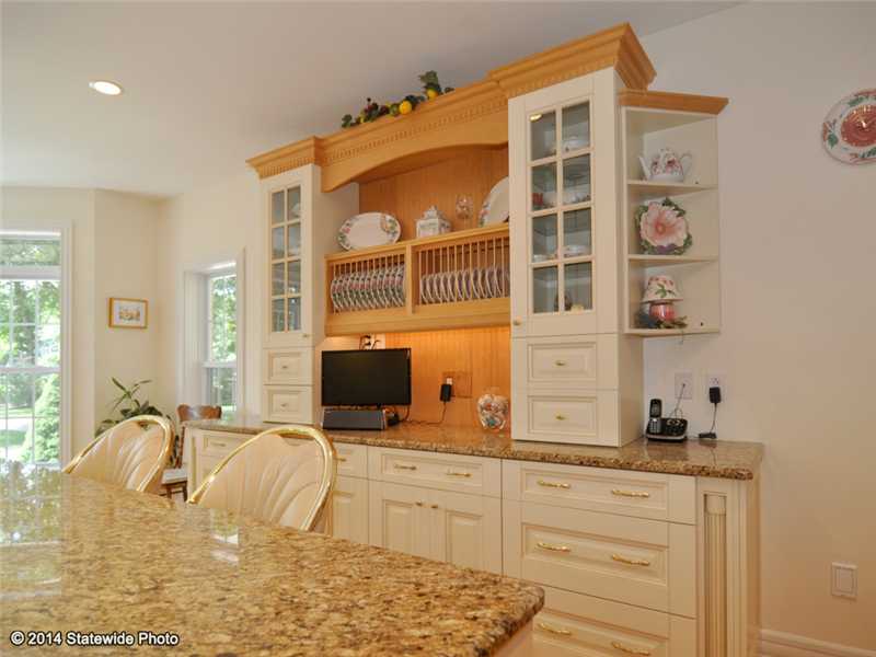 149 South Pier Road Narragansett, RI 02882 - Photo 7 of 25 Kitchen.