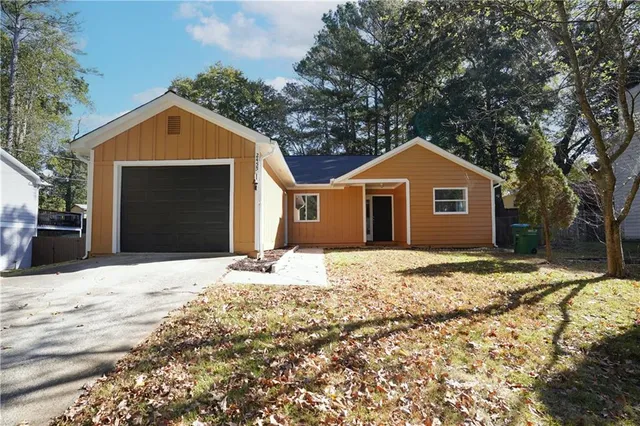 a view of front of a house with a yard