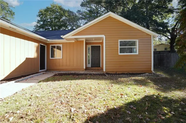 a view of a house with a yard