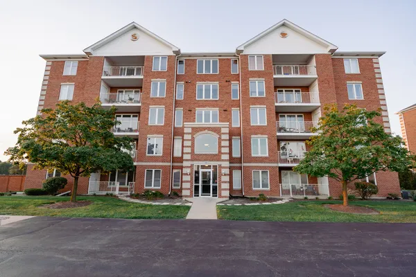 $250,000 | 5550 West 115th Street, Unit 101, Oak Lawn, IL 60453