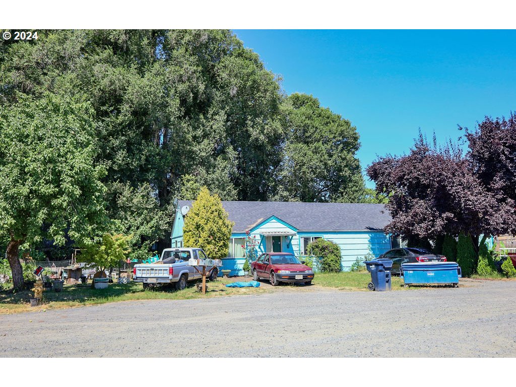 280 North Seneca Road Eugene, OR 97402 - Photo 2 of 10 a house view with a outdoor space
