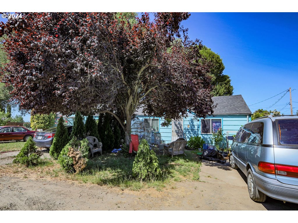 280 North Seneca Road Eugene, OR 97402 - Photo 3 of 10 a backyard of a house with barbeque oven table and chairs