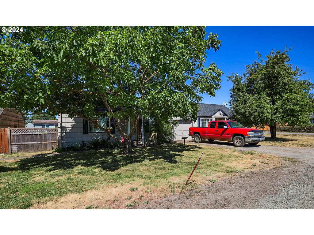 280 North Seneca Road Eugene, OR 97402 - Photo 5 of 10 a house view with a backyard space