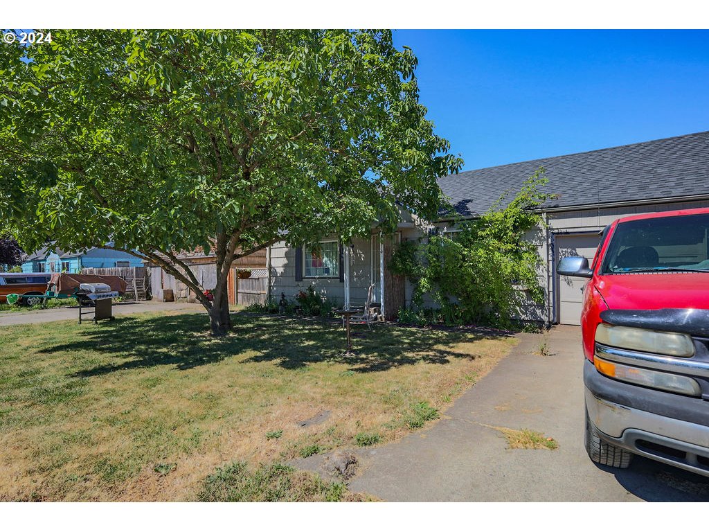 280 North Seneca Road Eugene, OR 97402 - Photo 6 of 10 a backyard of a house with trees and entertaining space