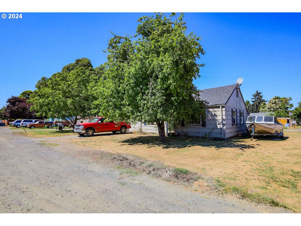 280 North Seneca Road Eugene, OR 97402 - Photo 8 of 10 a house view with a outdoor space