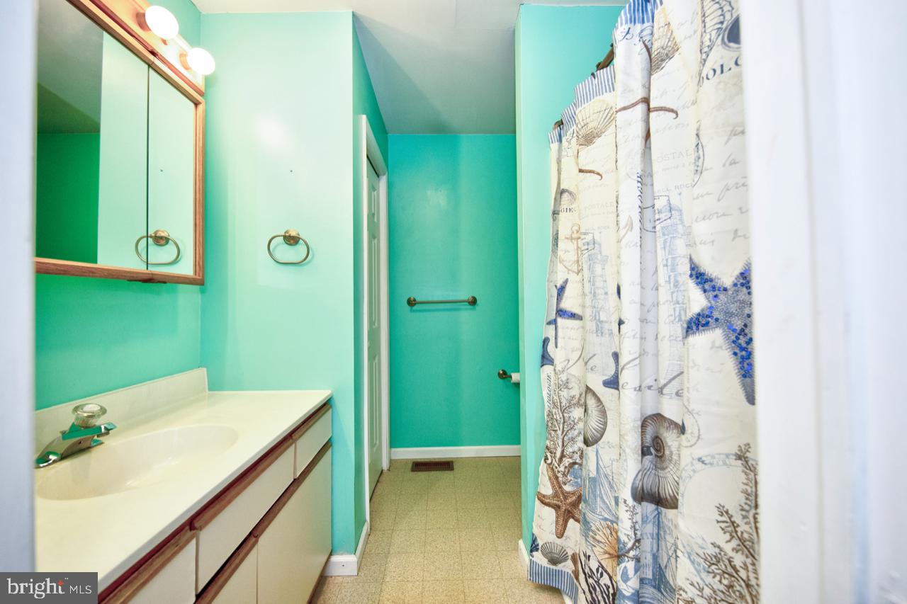 2301 Maple Road Baltimore, MD 21219 - Photo 17 of 28 Master bathroom
