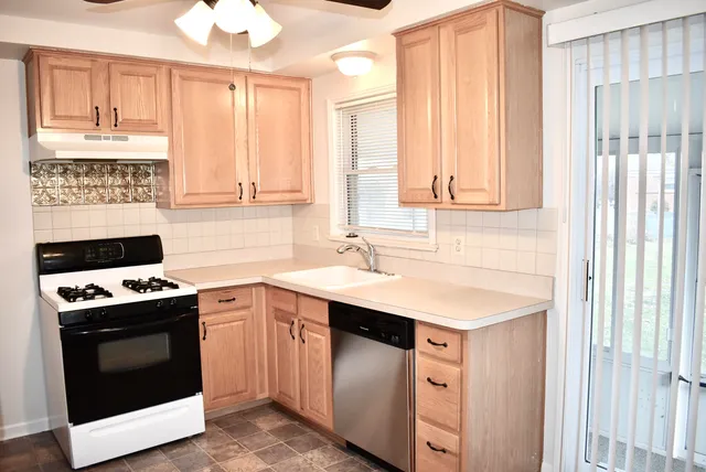 $1,425 | 9924 Woodring Street, Livonia, MI 48150