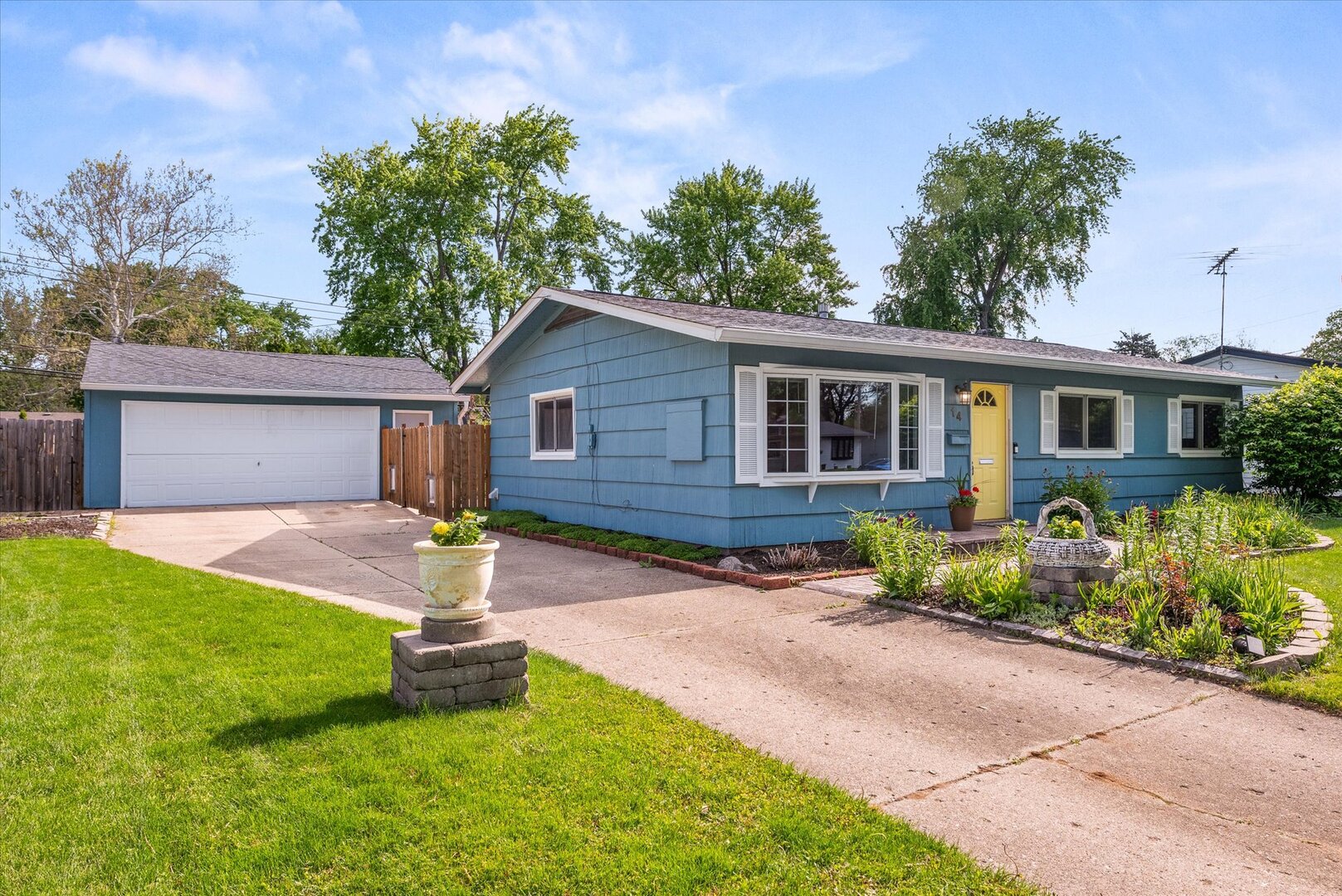 14 Hampton Road Montgomery, IL 60538 - Photo 2 of 27 a front view of a house with a yard and garage