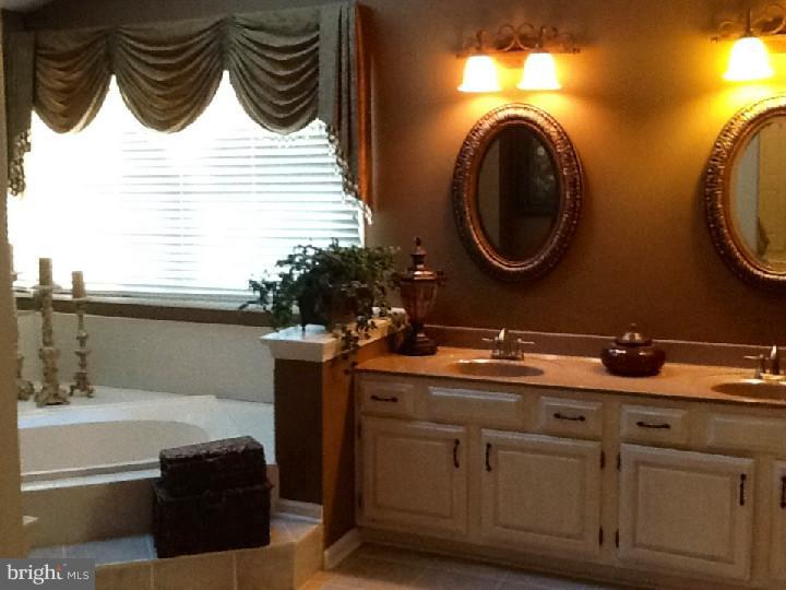 4 Spring Mill Drive Sewell, NJ 08080 - Photo 4 of 10 Gallery Image 4
