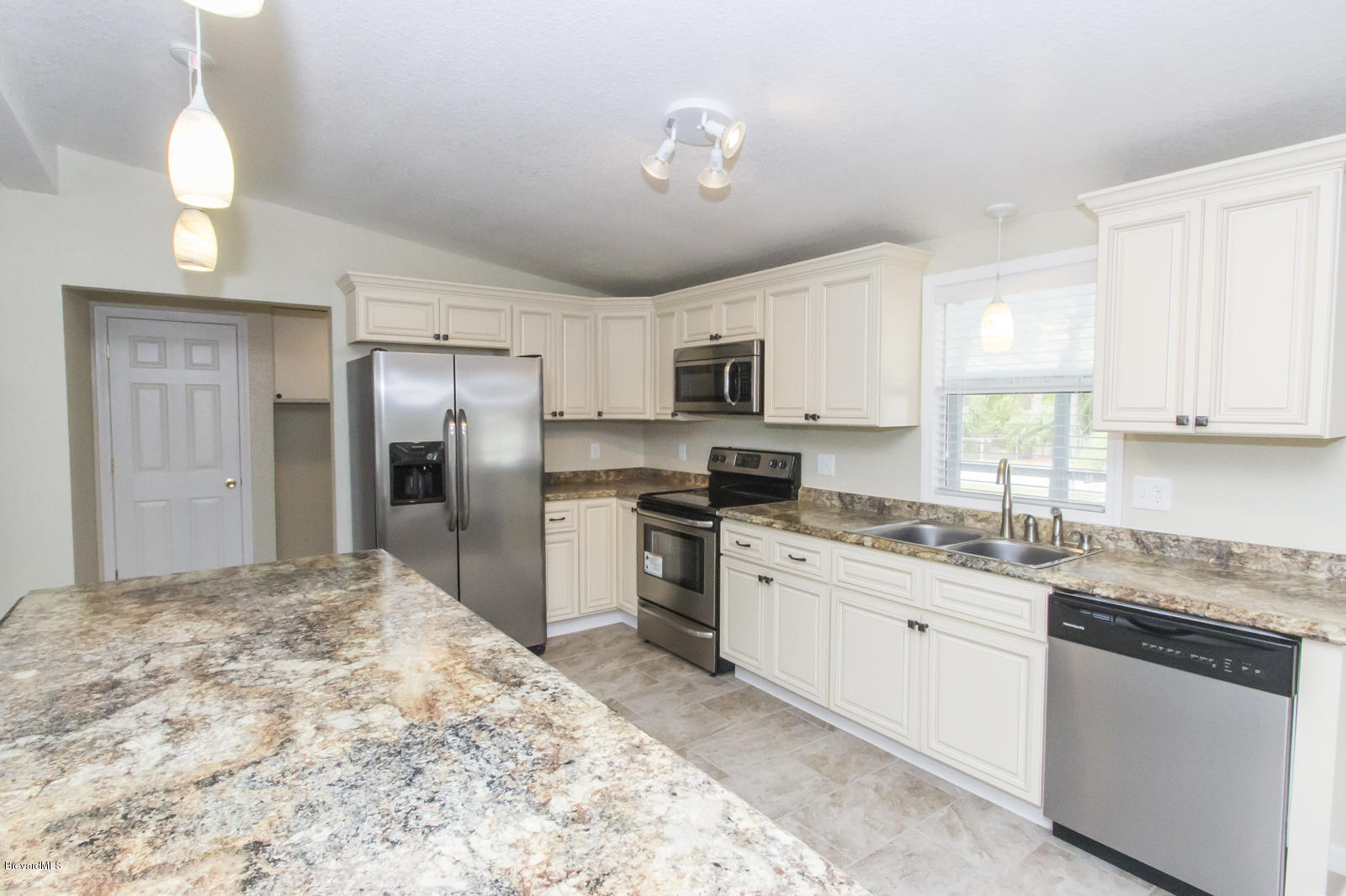 1860 Mango Street Northeast Palm Bay, FL 32905 - Photo 8 of 21 MLS - 1860 Mango St NE, Palm Bay (14)
