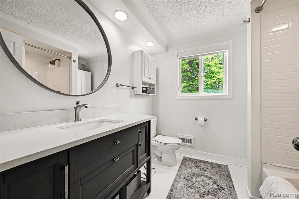 2104 Highfield Road Waterford, MI 48329 - Photo 14 of 38 Gallery Image 14