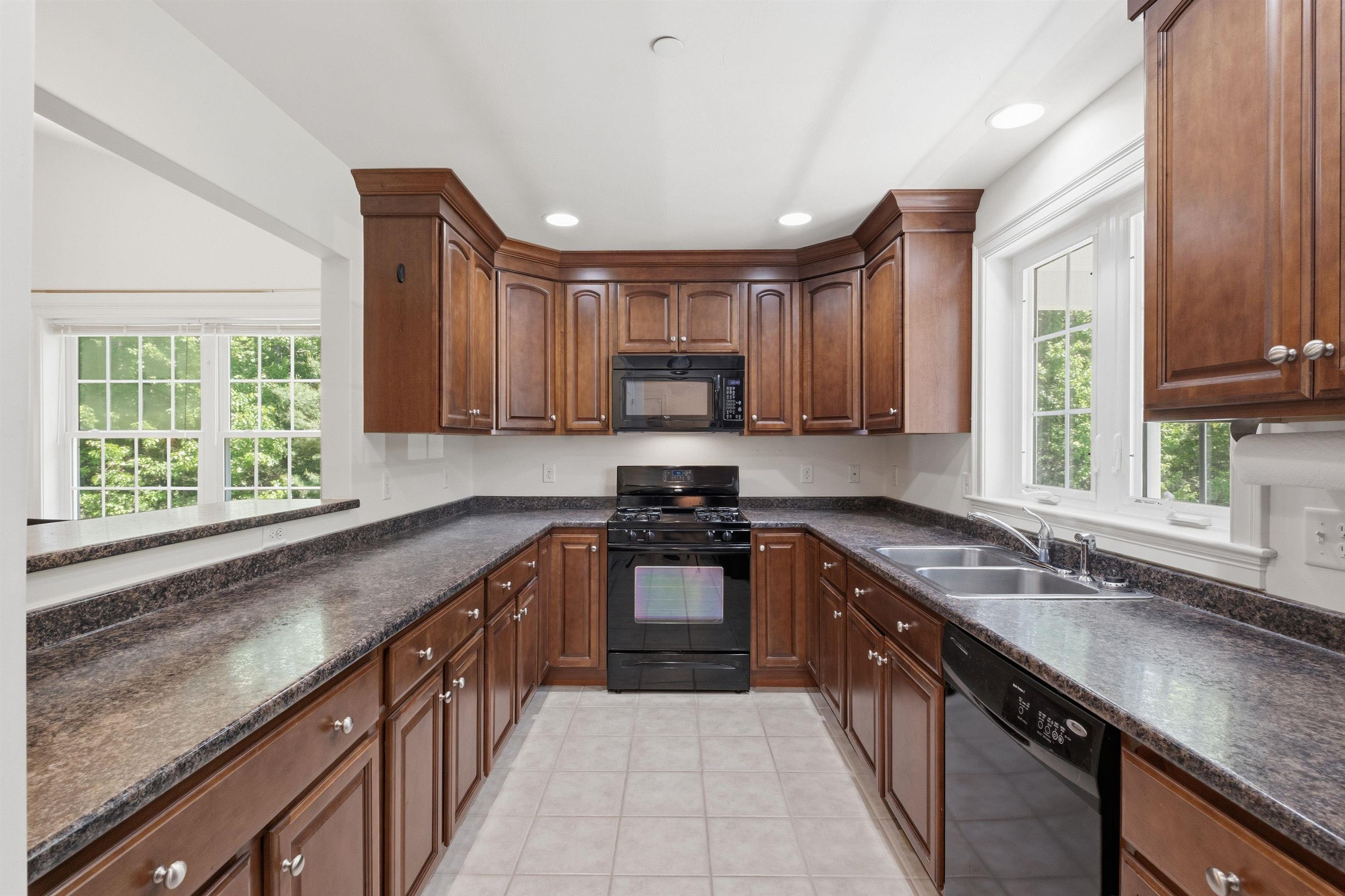 12 Thorn Hill Road, Unit 12 Hooksett, NH 03106 - Photo 13 of 44