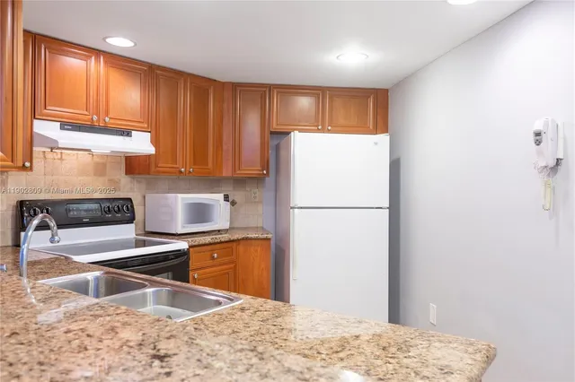 $2,350 | 10257 Northwest 9th St Circle, Unit 10610, Miami, FL 33172