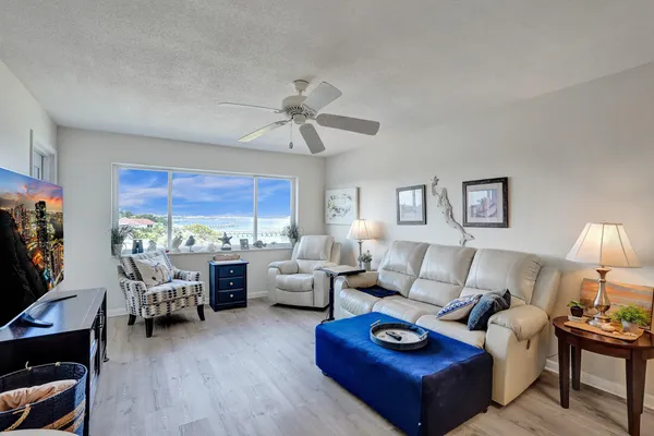 $1,350 | 1502 South Lakeside Drive, Unit 414, Lake Worth Beach, FL 33460